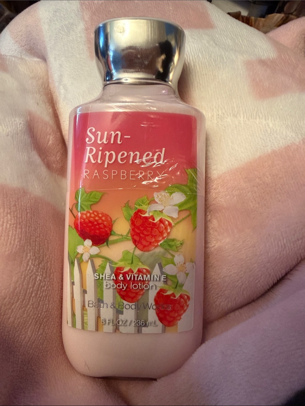 RETIRED SCENT. FULLY SEALED-
SUN RIPENED RASPBERRY from Bath & Body Works.